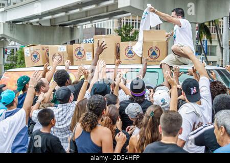 Miami Florida, Flagler Street, Marlins Major League Baseballteam World Series Gewinner, Fans feiern die Feier von T-Shirt-Shirts, die verschenkt werden, r Stockfoto