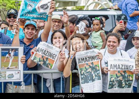 Miami Florida, Flagler Street, Marlins Major League Baseballteam World Series Gewinner, Fans feiern die Feier mit der Schlagzeile der Hold-Zeitung Headlin Stockfoto