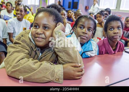 Miami Florida,Little Haiti Edison Park Grundschule,Red Ribbon Week Anti-Drogen-Programm,Versammlungsveranstaltung schwarz afrikanisches studentisches Mädchen Student Stu Stockfoto