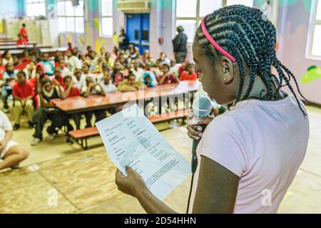 Miami Florida, Little Haiti Edison Park Grundschule, Red Ribbon Woche Anti-Drogen-Programm, Versammlungsveranstaltung schwarz afrikanischen Student Mädchen, spricht h Stockfoto