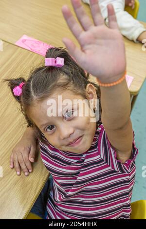 Miami Florida, Overtown, Frederick Douglass Elementary School, hispanische Studenten Mädchen Mädchen, American Americans Klasse Klassenzimmer hob die Hände raisi Stockfoto