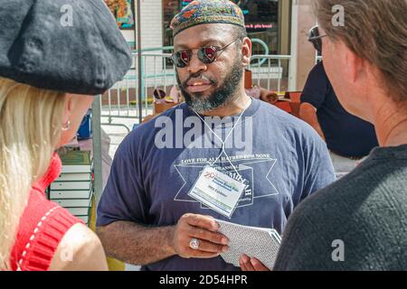 Miami Florida, Dade College Campus, Internationale Buchmesse Verkäufer Stall Bücher, schwarz afrikanischen muslimischen Autor Mann, Stockfoto