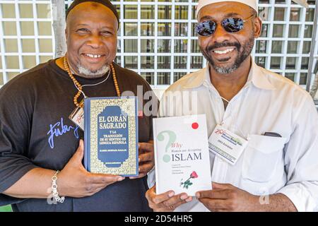 Miami Florida, Dade College Campus, Internationale Buchmesse Verkäufer Stall Bücher, Black African Muslim Autor Mann, Englisch Spanisch, Stockfoto