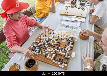 Miami Florida, Bayfront Park Japanese Festival, asiatische japanische Frau weiblich spielen Brettspiel gehen, Stockfoto