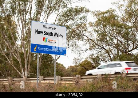 Staatsgrenzschild an der Grenze zu New South Wales und Victoria In Australien Stockfoto