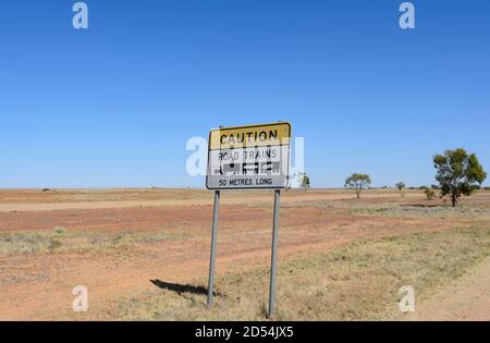 Vorsicht Straßenbahnen Schild, in der Nähe von Boulia, Queensland, QLD, Australien Stockfoto