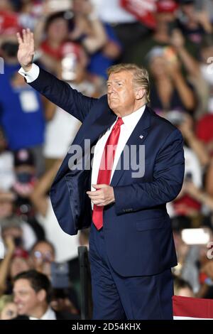 Sanford, Usa. Oktober 2020. Präsident Donald Trump begibt sich nach seiner Rede bei der Wahlkampfveranstaltung in Sanford, Florida am Montag, dem 12. Oktober 2020, auf die Bühne, um den Unterstützern zu danken. Foto von Joe Marino/UPI Kredit: UPI/Alamy Live Nachrichten Stockfoto