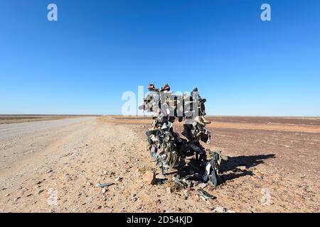 Der Shoe Tree ist ein amüsanter Anblick auf der Eyre Development Road, nördlich von Birdsville, Queensland, QLD, Australien Stockfoto