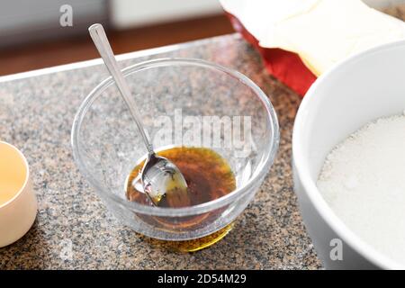 Golden Sirup Glas Rührschüssel mit Löffel bereit für Zutaten in einer heimischen Küche Einstellung. Stockfoto