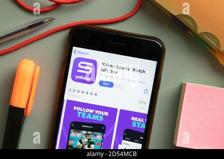 New York, USA - 29. September 2020: Yahoo Sports Watch NFL live mobile App Logo auf dem Handy-Bildschirm Nahaufnahme, illustrative Editorial Stockfoto
