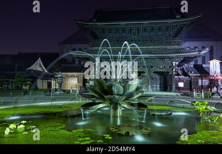 Der Blick auf den beleuchteten Lotusbrunnen vor dem Founder's Hall Gate (Goei-do Mon) des Higashi-Honganji Temple bei Nacht. Kyoto. Japan Stockfoto