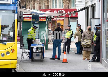 London, Großbritannien. Oktober 2020. Metropolitan Police Officers von der chinesischen und südostasiatischen Personalvereinigung treffen sich mit den Mitgliedern der Gemeinde in Chinatown als Teil der Beziehungsübung durch die Kraft. Kredit: SOPA Images Limited/Alamy Live Nachrichten Stockfoto