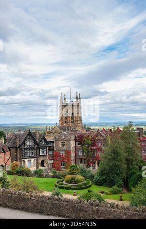 Das Malvern Priory und das Abbey Hotel im Herbst sind großartig. Great Malvern, Worcestershire, England Stockfoto