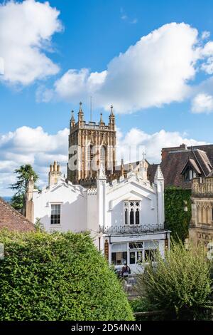 Große Malvern Priory Kirche und Mac & Jac's Cafe im Herbst. Great Malvern, Worcestershire, England Stockfoto