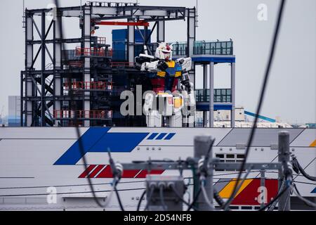 In der Gundam-Fabrik in Yokohama wird Gundam in Originalgröße in Bau gebracht. Stockfoto