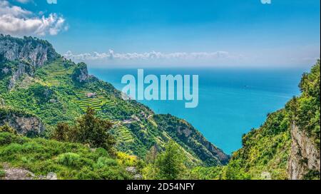 Ein Panoramablick auf die terrassenförmig angelegten Weinberge und die dramatische Küste der Amalfiküste in Italien, wie aus dem Pfad der Götter Wanderweg gesehen. Stockfoto