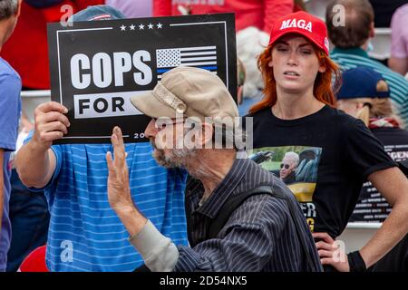 Columbus, Usa. Oktober 2020. Ein Protestler singt Slogans während der Kundgebung.Vizepräsident Mike Pence hält in Columbus, Ohio, um eine Kundgebung bei einem lokalen Unternehmen Savko & Sons Inc. Während der Kampagne Trail zu halten. Kredit: SOPA Images Limited/Alamy Live Nachrichten Stockfoto