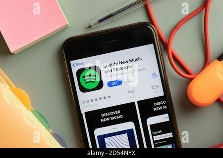 New York, USA - 26. September 2020: Spotify Mobile App Logo auf dem Handy-Bildschirm Nahaufnahme, illustrative Editorial Stockfoto