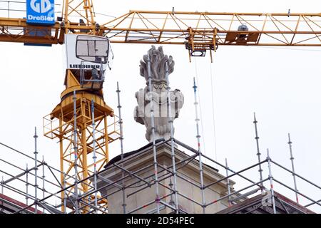 06. Oktober 2020, Brandenburg, Potsdam: Eine der Flammenvasen steht auf der Balustrade über der Westtreppe der Garnisonskirche. Die Sandsteinskulptur an der Seite des künftigen Kirchturms soll als Sinnbild gegen die bösen Mächte Satans als Allegorie der aufopferungsvollen christlichen Liebe dienen. Der Grundstein für den Wiederaufbau der Garnisonskirche wurde 2005 gelegt, die Baugenehmigung für die erste Bauphase wurde im Juli 2013 von der Stadt Potsdam erteilt und der Baubeginn vier Jahre später mit einem großen Gottesdienst gefeiert. Foto: So Stockfoto