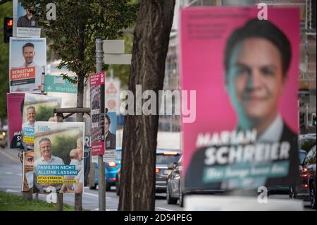Stuttgart, Deutschland. Oktober 2020. Plakate für den Wahlkampf zur Stuttgarter Bürgermeisterwahl am 8. November hängen in der Innenstadt. Die Bewerbungsfrist für die Kandidaten endete am 12. Oktober 2020 um 18 Uhr. Am 13. Oktober entscheidet der kommunale Wahlausschuss, welche Kandidaten zur Wahl zugelassen werden. Quelle: Sebastian Gollnow/dpa/Alamy Live News Stockfoto