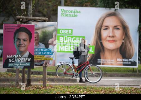 Stuttgart, Deutschland. Oktober 2020. Plakate für den Wahlkampf zur Stuttgarter Bürgermeisterwahl am 8. November hängen in der Innenstadt. Die Bewerbungsfrist für die Kandidaten endete am 12. Oktober 2020 um 18 Uhr. Am 13. Oktober entscheidet der kommunale Wahlausschuss, welche Kandidaten zur Wahl zugelassen werden. Quelle: Sebastian Gollnow/dpa/Alamy Live News Stockfoto