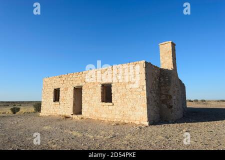 Carcory Homestead Ruin ist ein denkmalgeschütztes ehemaliges Sidney Kidman's Homestead, an der Eyre Developmental Road, Birdsville, Shire of Diamantina, Queensl Stockfoto