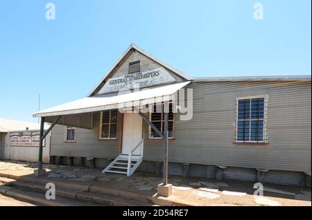 Freckleton's Stores ist eine denkmalgeschützte Gruppe von Geschäften in der Barkly Street, Camooweal, City of Mount Isa, Queensland, QLD, Australien Stockfoto