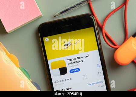 New York, USA - 26. September 2020: Yandex Go Taxi und Lieferung Mobile App Logo auf dem Handy-Bildschirm Nahaufnahme, illustrative Editorial Stockfoto