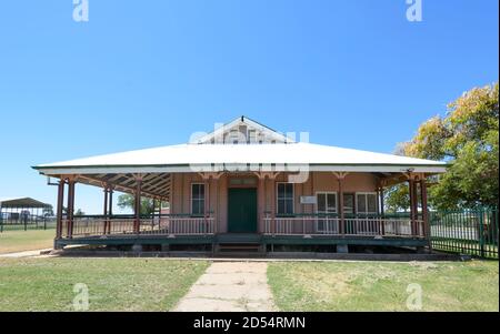 Community Hall ist ein denkmalgeschütztes ehemaliges Rathaus, erbaut 1923, in Camooweal, Barkly Highway, City of Mount Isa, Queensland, Australien Stockfoto