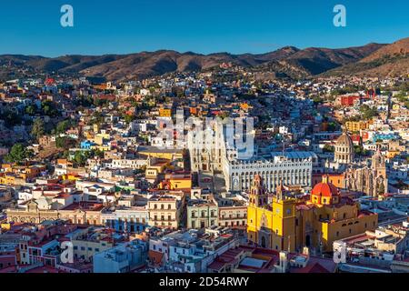 Skyline der Stadt Guanajuato mit der gelben Kirche Our Lady of Guanajuato, Mexiko. Stockfoto