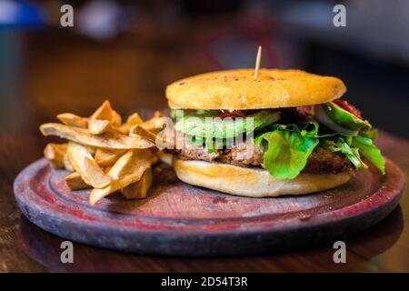 Vegane Linsen Burguer mit Pommes in einem Restaurant Stockfoto