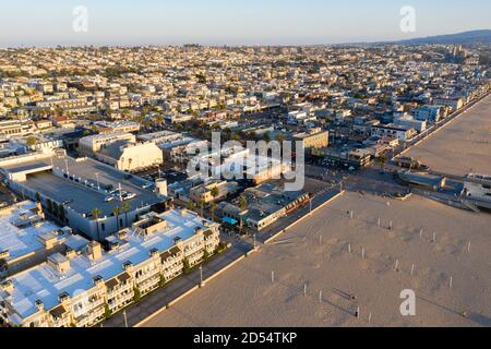 Luftaufnahme der Pier Avenue Restaurants und Geschäfte in der Innenstadt Küste Hermosa Beach, Kalifornien Stockfoto