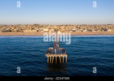 Symmetrischer Blick auf den Pier am Hermosa Beach, Kalifornien aus der Luft Stockfoto