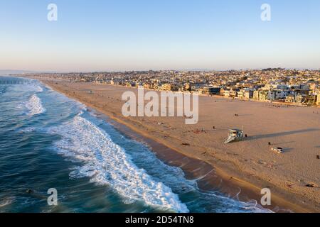 Luftaufnahme des Sandes und der Brandung am Hermosa Beach, Kalifornien Stockfoto