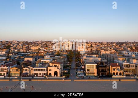 Luftaufnahme der Häuser am Strand in der Stadt Hermosa Beach, Kalifornien bei Sonnenuntergang Stockfoto