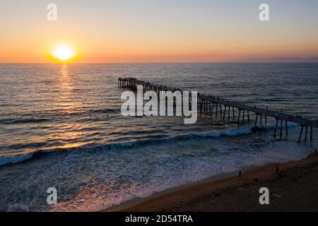 Sonnenuntergang Luftaufnahme des Hermosa Beach Pier und Pazifik Meer vor der kalifornischen Küste Stockfoto