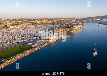 Luftaufnahme der Marina in Redondo Beach, Kalifornien bei Sonnenuntergang Stockfoto