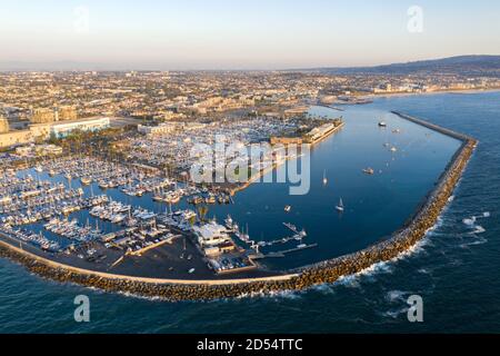 Luftaufnahme der Marina in Redondo Beach, Kalifornien bei Sonnenuntergang Stockfoto