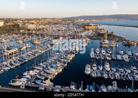 Luftaufnahme der Marina in Redondo Beach, Kalifornien bei Sonnenuntergang Stockfoto