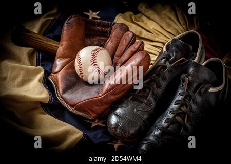 Vintage, antike Baseballausrüstung auf American Flag Bunting Stockfoto