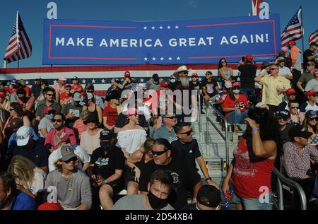 Sanford, Usa. Oktober 2020. Die Menschen warten darauf, dass US-Präsident Donald Trump zu einer Make America Great Again-Rallye kommt, seiner ersten Wahlkampfveranstaltung seit dem Vertrag mit COVID-19 am Orlando Sanford International Airport. Kredit: SOPA Images Limited/Alamy Live Nachrichten Stockfoto