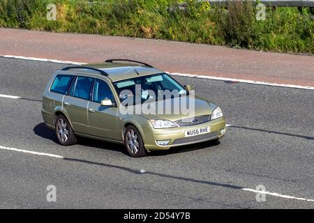 2006 Silver Ford Mondeo Ghia X TDCI; Fahrzeugverkehr, Fahrzeuge bewegen, Autos, Fahrzeug fahren auf britischen Straßen, Motoren, Fahren auf der Autobahn M6 Autobahn UK Straßennetz. Stockfoto