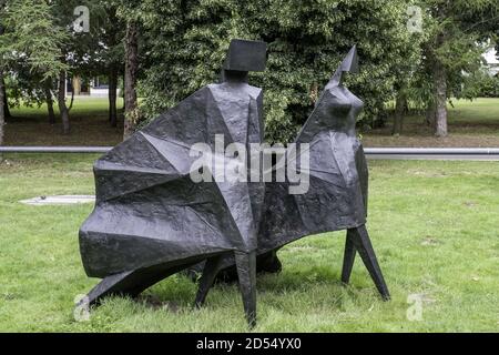 NORWICH, GROSSBRITANNIEN - 03. Aug 2019: Die Skulptur Paar Wanderfiguren - Jubilee von Lynn Chadwick, die sich auf dem Gelände des Sainsbury Cent befindet Stockfoto