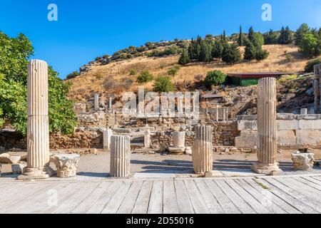 Schöne römische Säulen in den Ruinen von Ephesus, Selcuk, Izmir, Türkei Stockfoto