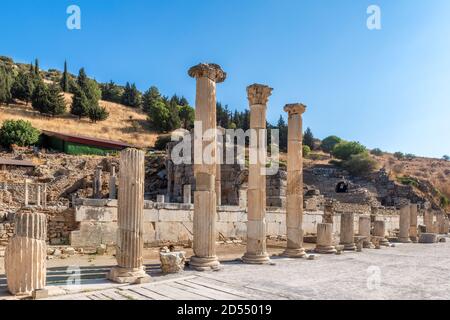 Schöne römische Säulen in den Ruinen von Ephesus, Selcuk, Izmir, Türkei Stockfoto