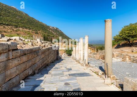 Schöne römische Säulen in den Ruinen von Ephesus, Selcuk, Izmir, Türkei Stockfoto