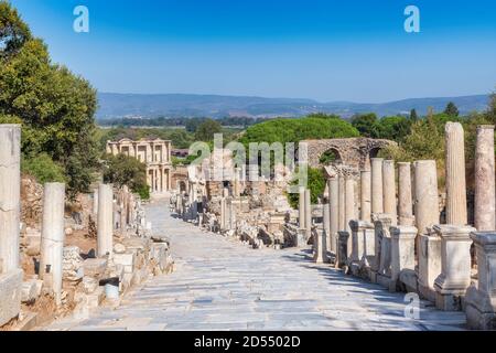 Marmortraße zur Celsus Bibliothek in den Ruinen von Ephesus Stockfoto