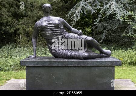NORWICH, GROSSBRITANNIEN - 03. Aug 2019: Draped Reclining Women von Henry Moore auf dem Gelände des Sainsbury Center for Visual Arts Stockfoto