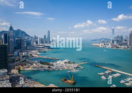 Luftaufnahme vom Victoria Park, mit Blick auf Central und TST auf beiden Seiten des Victoria Harbour. Stockfoto