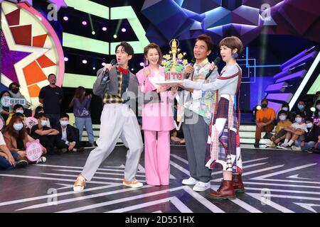 Taipeh. Oktober 2020. Vivian Hsu kommt zu Jacky Wu, Hank Chen und Lulu®s Hot Door Night±, um am 12. Oktober 2020 ihr neues Album¯i± m V   in Taipei, Taiwan, China zu promoten.(Foto by TPG) Credit: TopPhoto/Alamy Live News Stockfoto